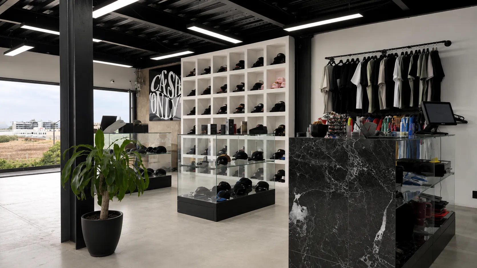 Interior de la tienda: pared de gorras y vitrinas